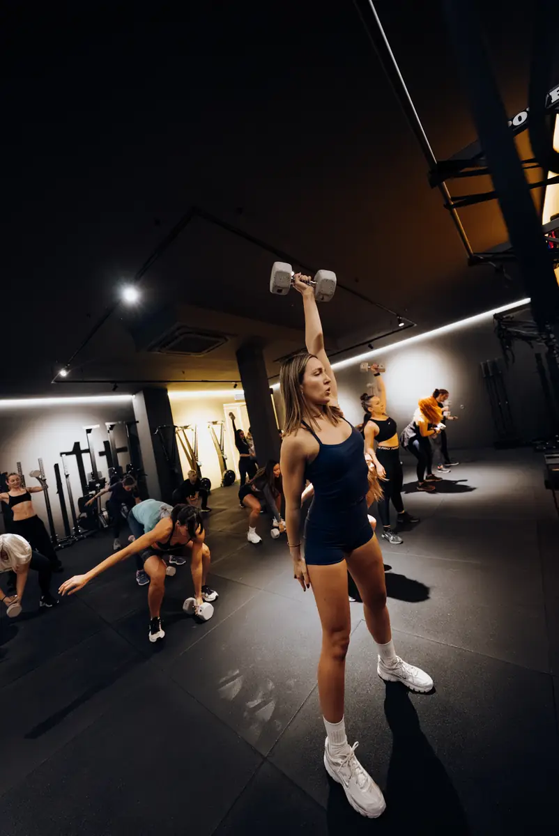 Clase dinámica con mancuernas en Fit Lovas